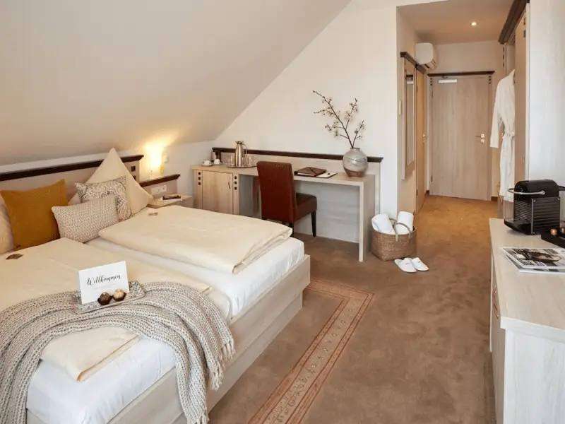 Doppelzimmer mit Schreibtisch